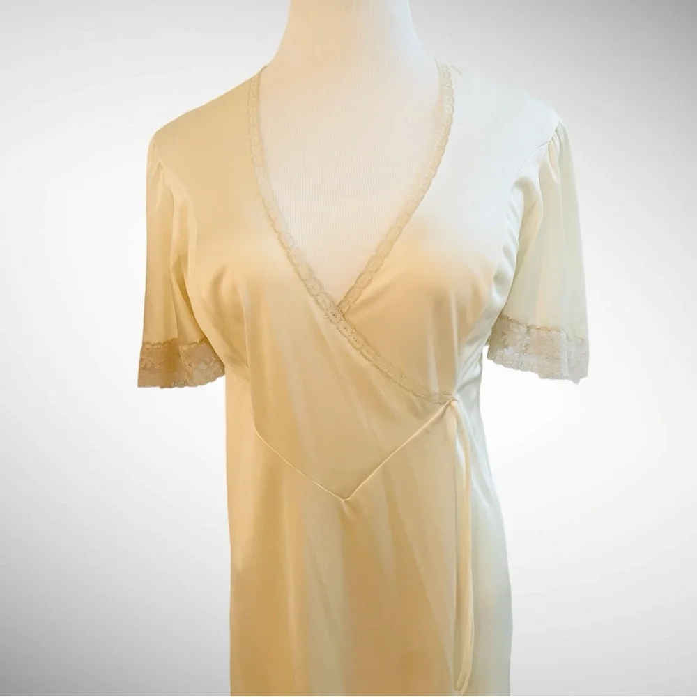 VANITY FAIR VINTAGE IVORY NIGHTGOWN SET SIZE SMALL